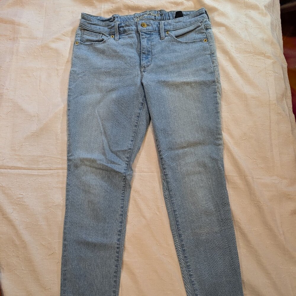 Light wash skinny jeans